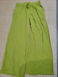 ライムグリーン　ワイドパンツ　七分丈　しまむら