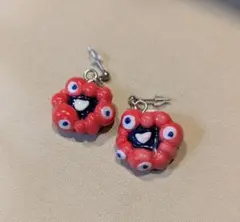 デザインピアス　ミャクミャク風