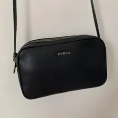 フルラ レザー ショルダーバッグ リリー ロゴ金具 ダブルファスナー 黒