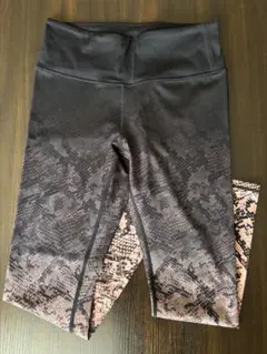 H&M スポーツレギンス ／ スネーク柄 サイズM♥︎︎∗︎*゜