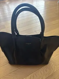 黒のトートバッグ