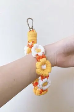 限定価格！マクラメ花柄スマホストラップ(オレンジ×イエロー)