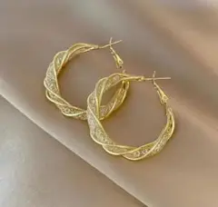 ピアス ツイストデザイン フープピアス イエローゴールド アクセサリー