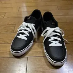 PUMA ブラック スニーカー