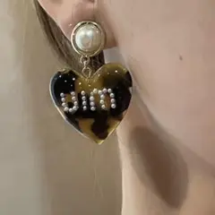 miumiu ロゴ ヒョウ柄パールピアス