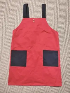 赤と紺のストラップ付きエプロン