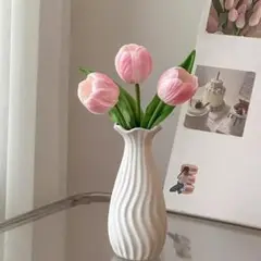 ピンクのチューリップと陶器花瓶