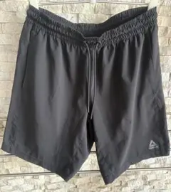 Reebok ブラック ショートパンツ