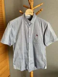 青 半袖シャツ 赤い刺繍付き
