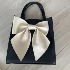 リボン付き黒ハンドバッグ