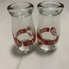 ガラス瓶 2個セット 赤いラベル付き