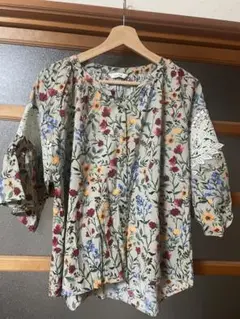 アムハースト　花柄ブラウス