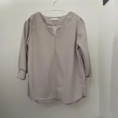 グレー 七分袖 パール調ボタン付きブラウス