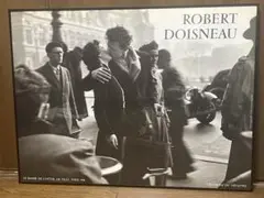 ROBERT DOISNEAU ロベールドアノー パリ市庁舎前のキス  ポスター Amazon.co.jp: A4 額付き ポスター ロベールドアノー Robert