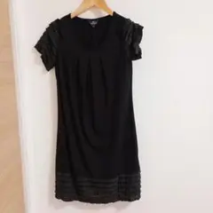 黒 フリル付き 半袖ひざ丈ワンピース