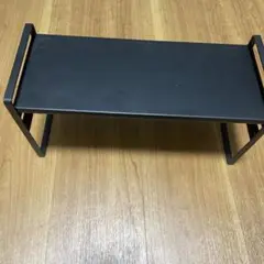 黒い金属製シューズラック