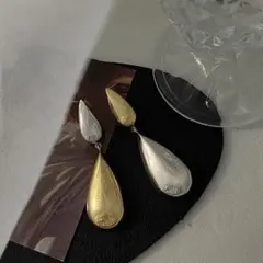 しずく形 揺れる アシンメトリーバイカラー 上品　プレゼント　 しずく型ピアス