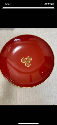 赤い高台皿 六角形模様