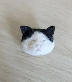 羊毛フェルト ブサカワ猫のお顔ブローチ