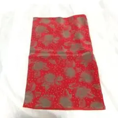 赤い花柄スカーフ