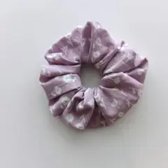 ハンドメイド　モーブピンクベース　白いお花柄シュシュ