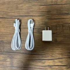 USB to Lightningケーブル2本と充電器