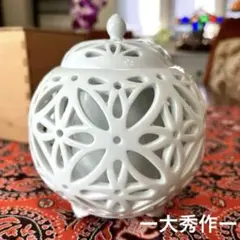 鍋島焼　大秀窯 作　鍋島白磁　浮彫　雲龍図　透かし造　獅子摘み　三脚　香炉 鍋島焼 大秀窯 作 鍋島白磁 浮彫 雲龍図 透かし造 獅子摘み 三脚