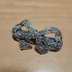 リボンブローチ