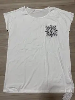 ホワイトTシャツ F黒い刺繍 新品タグ付き　激安　新宿マルイ在庫処分