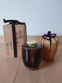 比古焼 鶴首茶入 藤崎寿山 作 仕覆 西陣織 大阪蜀紅 茶道具 共箱 美品 です 比古焼 鶴首茶入 藤崎寿山 作 仕覆 西陣織 大阪蜀紅 茶道具 共箱