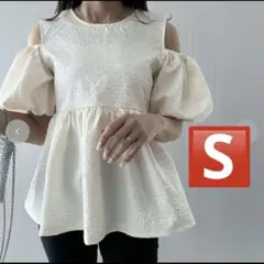 しまむら　ペプラムフクレ肩あきブラウス（ASAMI）アイボリー S