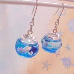揺れるガラスドームピアス