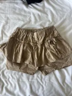 nino フリル付きベージュショートパンツ
