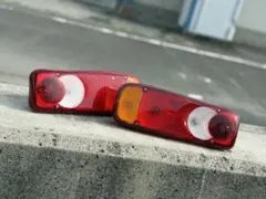 UD大型車純正テールランプ左右 大型車用 UD 純正テールランプ 左右セット - メルカリ