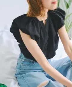 【完売品】ティティベイト　パフショルダー　ギャザーブラウス　ブラック