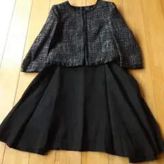 MAX&Co.のジャケットとFOXEYのフレアースカートのブラックのセットアップ
