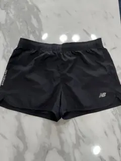【New Balance】黒 ショートパンツ