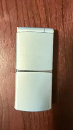 TOSHIBA 折りたたみ式携帯電話 TS008