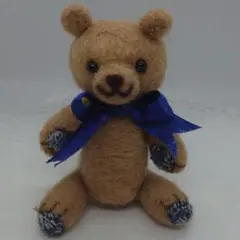 羊毛フェルト☆青いリボンくまさん
