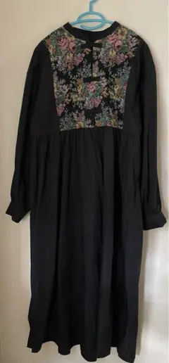 黒の刺繍入り長袖ロングワンピース