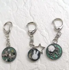 ハンドメイド ・月夜のうさぎ・ 蝶々 ・薔薇 キーホルダー３点ット