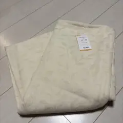 クリーム色の葉模様マルチカバー　195✖︎300