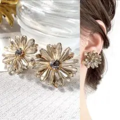 1粒グレーガラスフラワー　お花　ピアス　イヤリング