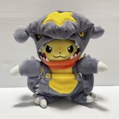 ポケモン　ガブリアスマニアなピカチュウ　ぬいぐるみ ガブリアスマニアなピカチュウ - メルカリ