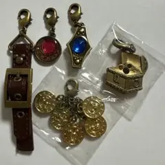 ディズニーランドチャーム5コ　パイレーツ　かくれミッキー　宝箱　宝石　金貨