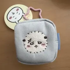 ちいかわ　カラナビ刺繍スクエアポーチ