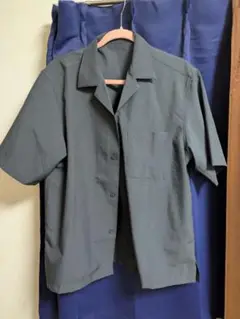 GU ダークグレー 半袖シャツ