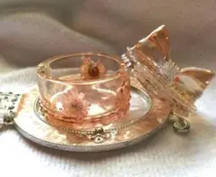 オレンジ色レジン製の小物入れ リボンの蓋付き