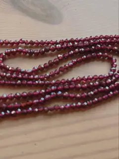 高品質　モザンビークガーネット　小粒ラウンドカット/ポールカット約2.3〜3mm