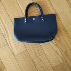 クリームカンパニー、紺色バッグ。小。